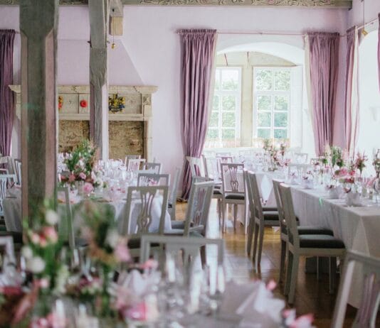 Jak uniknąć spięć z rodziną przy planowaniu wesela?