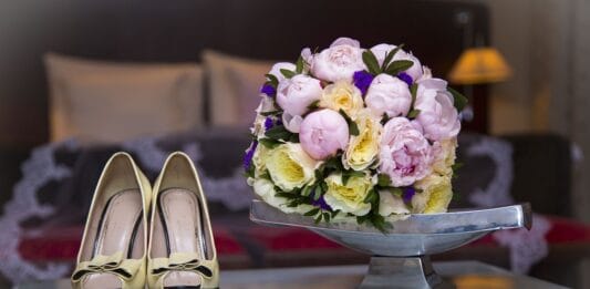 Rozświetlacz w makijażu ślubnym – gdzie, ile i jak?