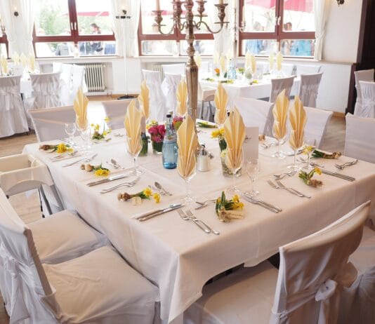 Jak wybrać suknię z długim rękawem?