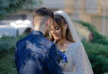 Subtelne zdobienia twarzy – perły, kryształki, brokat