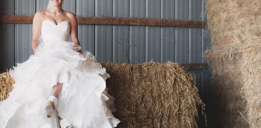 Weselne trendy z wybiegów – co przenieść do garderoby gościa?