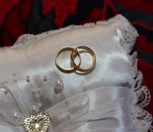 Co założyć pod suknię ślubną?