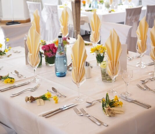 Jakie rajstopy założyć na wesele? Modowy savoir-vivre