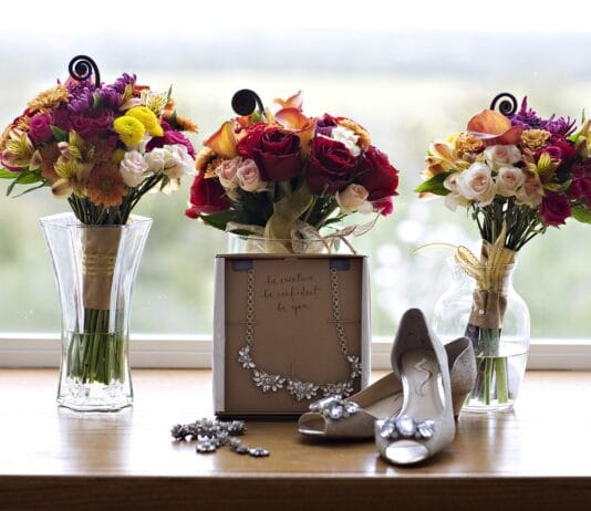 Sukienki w kwiaty na wesele – kiedy i jak nosić?