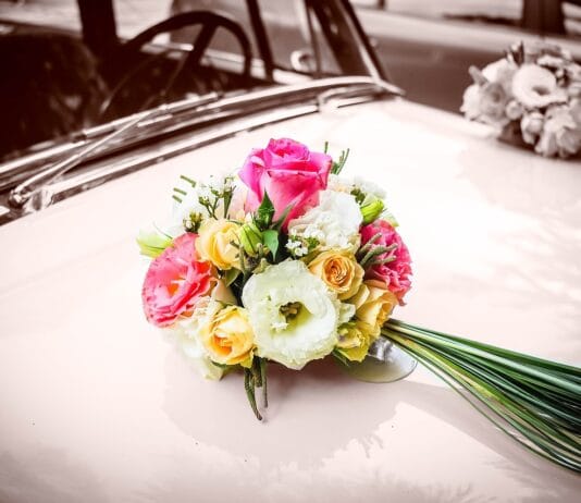 Kapelusze i fascynatory – nowy hit dla gości ślubnych