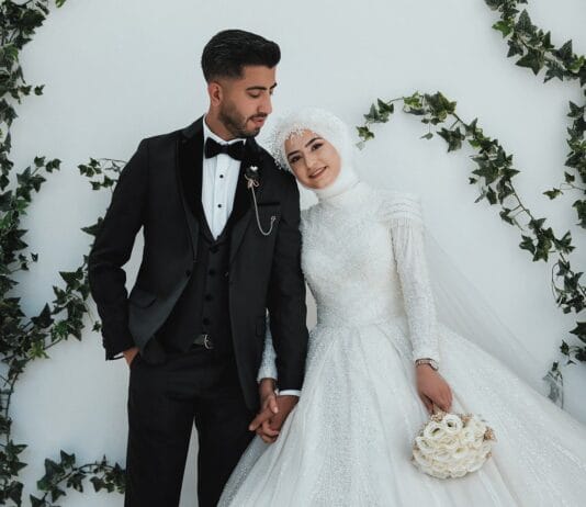 Weselny luz – stylizacje smart casual dla panów