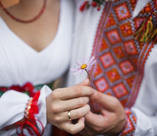 Letnie sukienki na wesele – przewiewne i eleganckie