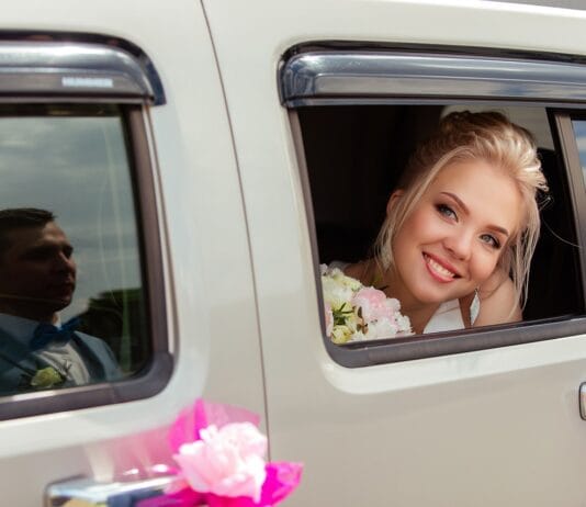 Jakie teksty w zaproszeniach są modne?