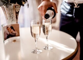 Ozdoby na stole wiejskim – tradycja z humorem