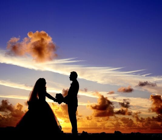 Skrzypce elektryczne czy harfa? Trendy instrumenty na ślub