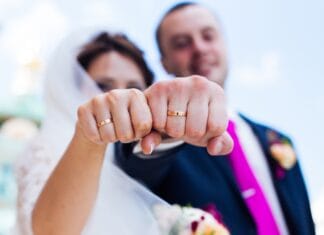 Makijaż ślubny a tatuaże – zakrywać czy eksponować?