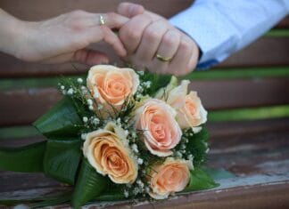 Zaproszenia online czy tradycyjne – plusy i minusy