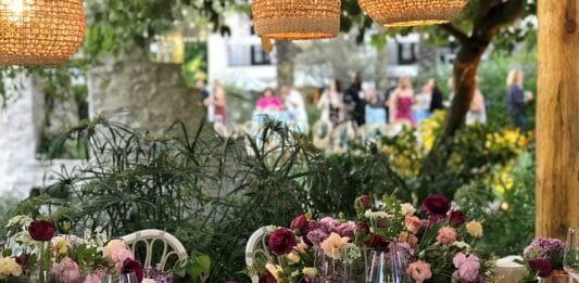 Dekoracje z żywych kwiatów vs sztuczne – co się bardziej opłaca?