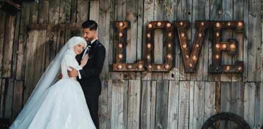 Moda gości weselnych w filmach – klasyka i ekstrawagancja