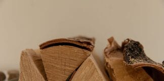 Zbliżenie szczap drewna kominkowego z wyraźną fakturą
