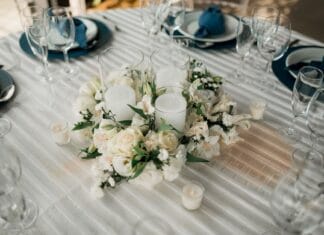 Jak wybrać miejsce na kameralne wesele do 40 osób w eleganckiej, ale luźnej oprawie Elegancki stroik ślubny z białymi kwiatami i świecami na stole