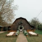 Wesele w stodole – inspiracje stylizacji dla gości w klimacie rustykalnym i boho