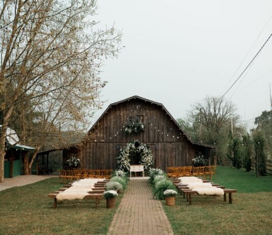 Wesele w stodole – inspiracje stylizacji dla gości w klimacie rustykalnym i boho