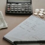 Biurko z kalkulatorem, gotówką i notatkami do planowania budżetu ślubu